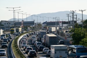 Αδειάζει η Αθήνα από τους εκδρομείς του Πάσχα: Πάνω από 100.000 οχήματα έφυγαν σε 48 ώρες - Αυξημένη η κίνηση στα λιμάνια