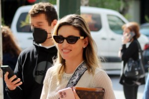 Σταματίνα Τσιμτσιλή: Φoρά το απόλυτο φόρεμα του καλοκαιριού και μας θυμίζει ‘90s εποχές [εικόνες] - εικόνα 2