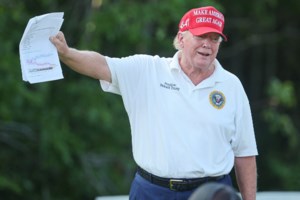 Ο Τραμπ επανεμφανίστηκε στο Twitter - Ανέβασε ιστορική φωτογραφία από τη σύλληψή του στην Ατλάντα