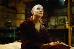 Σινεμά στο Λος Άντζελες προβάλει δωρεάν σε φαλακρούς το "Bugonia" του Γιώργου Λάνθιμου