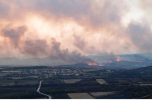Φωτιά στην Αλεξανδρούπολη: Πύρινος εφιάλτης για 2η νύχτα- Καμένα σπίτια και κόποι μιας ζωής- 8 πυροσβέστες στο νοσοκομείο - εικόνα 3