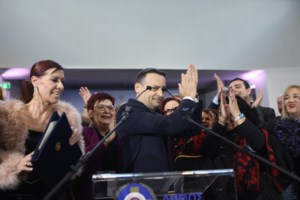 Με χειροπέδες και συνοδεία αστυνομικών ορκίστηκε δημοτικός σύμβουλος ο Ηλίας Κασιδιάρης [εικόνες] - εικόνα 2