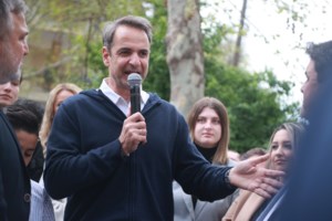 Θεσσαλονίκη: Το χιουμοριστικό σχόλιο Μητσοτάκη σε πελάτες ψητοπωλείου - "Από Μεγάλη Παρασκευή θα νηστέψετε;" [Βίντεο]