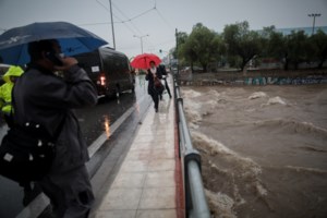 Κακοκαιρία "Μπάλλος": Αποκλεισμένα χωριά στην Κέρκυρα, "βομβαρδισμένοι" δρόμοι, καταστροφές σε σπίτια [εικόνες] - εικόνα 6