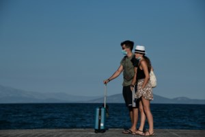 Κορονοϊός: Ουρές στα μπουζούκια για τον Βέρτη κι ας ήταν απόγευμα - Θερμομέτρηση στους πελάτες [Βίντεο]