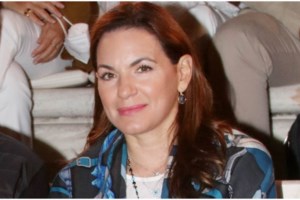 Μπέτυ Μπαζιάνα: Στο Ηρώδειο με σατέν φόρεμα στο χρώμα της μέντας και ίχνος μακιγιάζ - εικόνα 8