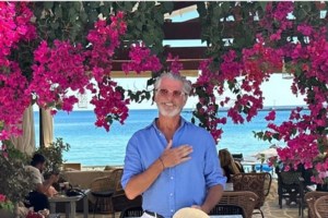 Ο Πιρς Μπρόσναν στη Σάμο: Ξετρελάθηκε με τα ντολμαδάκια ο "007" - Το μενού που επέλεξε σε εστιατόριο [εικόνες]