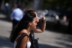 Καιρός: Καμίνι από τον καύσωνα το Σάββατο η χώρα – Αποπνικτική ατμόσφαιρα με 43άρια και σκόνη