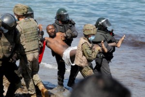 Συγκλονιστική φωτογραφία: Ισπανός αστυνομικός σώζει μισοπνιγμένο μωρό στη Θέουτα - εικόνα 2