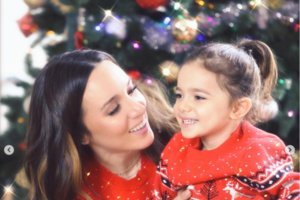 Ευτύχης Μπλέτσας - Ηλέκτρα Αστέρη: Φωτογραφίζουν την μπέμπα τους με φόντο το χριστουγεννιάτικο δέντρο - εικόνα 5