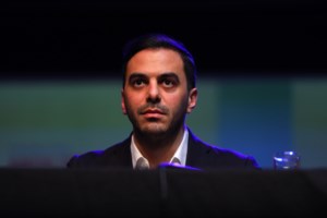 Μανώλης Χριστοδουλάκης: Ατύχημα για τον βουλευτή του ΠΑΣΟΚ - Η φωτογραφία με δεμένο χέρι