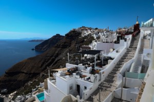 Σοκ με τη δολοφονία του 69χρονου ξενοδόχου στη Σαντορίνη: Ο 20χρονος τον έδειρε, τον έλουσε με ποτά και τον έκαψε για 200 ευρώ