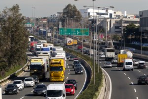 Live η κίνηση στους δρόμους: Στο "κόκκινο" η Κηφισίας - Χαμηλές ταχύτητες στον Κηφισό και το κέντρο της Αθήνας - εικόνα 2