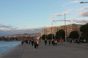 Θεσσαλονίκη: Μετά τα πατίνια πετάνε και... ηλεκτρικά ποδήλατα μέσα στον Θερμαϊκό [Βίντεο] - εικόνα 2