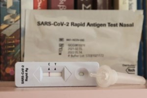 Κορονοϊός: Καλά νέα από Μόσιαλο - Η τρίτη δόση του εμβολίου εξουδετερώνει τη μετάλλαξη Όμικρον