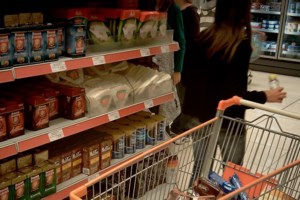 Κορονοϊός: Ουρές έξω από τράπεζες στη Λάρισα [εικόνες]