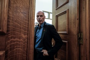 Ο Βαρουφάκης τρολάρει στη Βουλή: Επιστρέφω στην Αίγινα, το πλοίο φεύγει στις 4.30 μμ