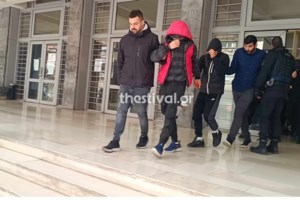 Συγκέντρωση κατά της τρανσφοβίας στη Θεσσαλονίκη: Γιούχαραν τον Κασσελάκη - Ένταση με κουκουλοφόρους [εικόνες - βίντεο] - εικόνα 4