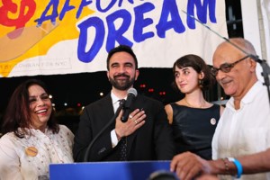 Νέα Υόρκη: Ο Μαμντανί ευχήθηκε "καλή Ανάσταση" στα ελληνικά - Η έκπληξη του Ελπιδοφόρου "ουάου"