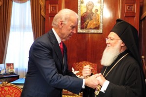 Βίντεο ντοκουμέντο: Νέα πρόκληση στο Αιγαίο - Τουρκικές ακταιωροί κατευθύνουν λέμβο με πρόσφυγες στη Λέσβο