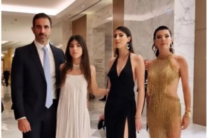 Τόνια Σωτηροπούλου: Φόρεσε το πιο στιλάτο μίντι φόρεμα με παγιέτες - Θεϊκό με ντραπέ λεπτομέρειες - εικόνα 4