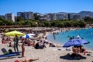 Φωτιά σε χαμηλή βλάστηση στην εθνική οδό Αθηνών - Κορίνθου: Εκλεισε η δεξιά λωρίδα στο ρεύμα προς την πρωτεύουσα