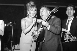 Βουγιουκλάκη - Παπαμιχαήλ: Σπάνιο κλικ από τα γυρίσματα της "Αλίκης στο Ναυτικό" - Μαζί με τον Σακελλάριο - εικόνα 2