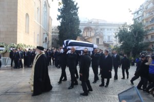 Τατόι: Πλημμύρισε από στεφάνια η τελευταία κατοικία του τέως βασιλιά - Εικόνες μία ημέρα μετά την κηδεία - εικόνα 11