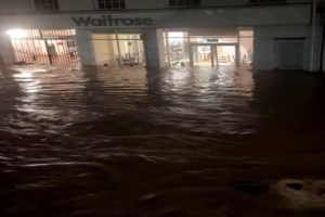 Βρετανία: Η στιγμή που νεαρή παραλίγο να παρασυρθεί στη θάλασσα βγάζοντας selfie κατά τη διάρκεια της καταιγίδας Ίνγκριντ