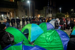 Ιωαννίδης: Δυσοίωνες προβλέψεις για 25.000 νεκρούς από κορονοϊό μέχρι την άνοιξη - Να κάνουν τεστ και οι εμβολιασμένοι