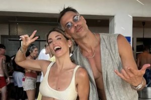 Αθηνά Οικονομάκου: Το τριήμερο γαμήλιο πάρτι στην Πάρο - Το φιλί με τον Μπρούνο Τσερέλα μέσα στο νερό - Βίντεο - εικόνα 3