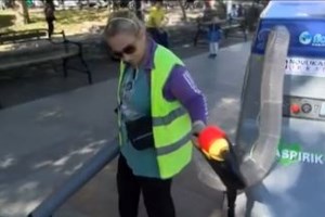 Ηράκλειο: Ένας δημότης πρότυπο - Καθαρίζει τη γειτονιά του γιατί "η καθαριότητα είναι ένδειξη πολιτισμού"