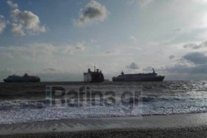 Ακινητοποιημένο και δεμένο από ρυμουλκό ανοιχτά της Ραφήνας το Fast Ferries Andros - Εγκλωβισμένοι 734 επιβάτες από το πρωί - εικόνα 4