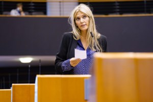 Μαζικές παραιτήσεις από μέλη της ΜΚΟ του "εγκεφάλου" του κυκλώματος διαφθοράς στο ΕΚ - Ανάμεσά τους και ο Αβραμόπουλος