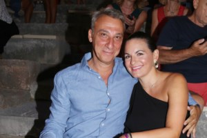 Κωνσταντίνος Μαρκουλάκης - Χρυσή Βαρδινογιάννη: Σπάνια δημόσια εμφάνιση του ζευγαριού στην Επίδαυρο [εικόνες] - εικόνα 2