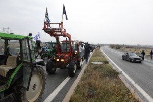 Κρήτη: Πετροπόλεμος και χημικά μεταξύ αστυνομίας και αγροτών στο αεροδρόμιο Ηρακλείου [βίντεο] - εικόνα 2