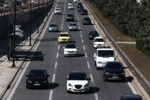 Πώς θα παίρνουμε πλέον τα διπλώματα οδήγησης: Εξετάσεις από τα 17, με κάμερες και έναν εξεταστή