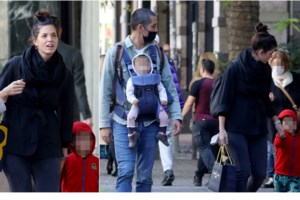 Χριστίνα Μπόμπα: Φωτογραφίζει τις δίδυμες στα custom made καρεκλάκια τους - εικόνα 8