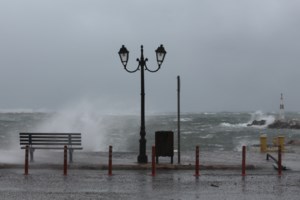 Στο έλεος της κακοκαιρίας η Κέρκυρα: Κλειστά σχολεία, διακοπές ρεύματος και πτώσεις δέντρων [Βίντεο]
