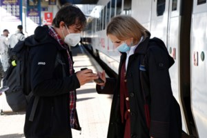 Κορονοϊός: Στη δίνη του νέου κύματος η Ευρώπη - 34.029 κρούσματα στη Βρετανία - Διάγγελμα ετοιμάζει ο Μακρόν - εικόνα 2