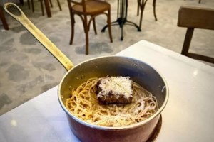 Πάρος: "Είστε τραγικοί" - Καταγγελία τουρίστριας για επιπλέον χρέωση στο λάδι στη χωριάτικη σαλάτα