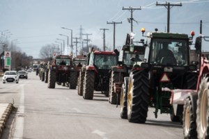Αρχισαν τα μπλόκα: Aγρότες έκλεισαν την εθνική οδό στον κόμβο της Νίκαιας, μετά τις αποφάσεις για νέες κινητοποιήσεις - εικόνα 6