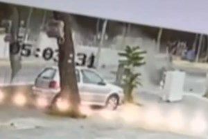 Η τρομακτική στιγμή που αυτοκίνητο εκτινάσσει ηλικιωμένη που διέσχιζε τον δρόμο στη Νίκαια - Σκληρές εικόνες - εικόνα 2