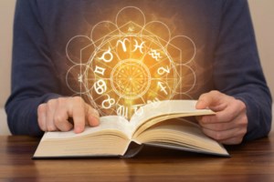 Ο πλανήτης ετοιμάζεται να υποδεχτεί το 2021 με δισεκατομμύρια ανθρώπους στα σπίτια λόγω κορονοϊού