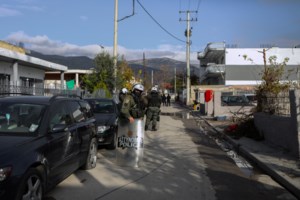 Απίστευτη καταδίωξη με πυροβολισμούς στην Εθνική: Πετούσαν στον δρόμο την ηρωίνη οι Ρομά - Ενας τραυματίας - εικόνα 2