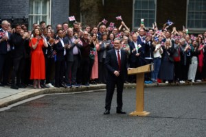 Βικτόρια Στάρμερ: Ποια είναι η νέα, όμορφη και low profile σύζυγος του πρωθυπουργού της Βρετανίας - Η πρόταση γάμου στη Σαντορίνη - εικόνα 6