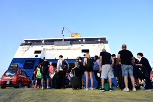 Αδειάζει η Αθήνα: Φεύγουν άρον άρον αδειούχοι του Αυγούστου - Αυξημένη η κίνηση σε λιμάνια, διόδια και ΚΤΕΛ - "Νέκρωσε" ο Βόλος - εικόνα 4