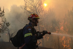 Φωτιά στις Κεχριές: Συγκρατημένη αισιοδοξία της Πυροσβεστικής - Ενισχύονται οι άνεμοι - εικόνα 2