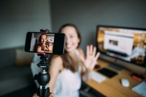 Από την κατάθλιψη στην επιτυχία: Πώς μια 94χρονη έγινε η γηραιότερη influencer με 230 χιλιάδες ακoλούθους