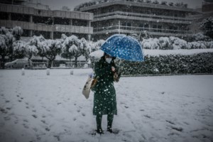 Κακοκαιρία "Ελπίς": Εκλεισε η Εθνική από το ύψος της Καλυφτάκη - Εντονη χιονόπτωση στα βόρεια προάστια